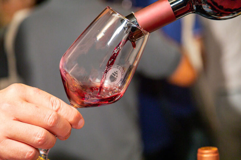 Cresce il numero di consumatori di vino, anche se si beve meno!