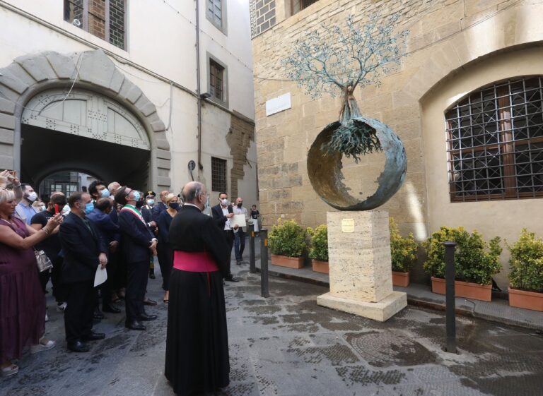 Inaugurata l’opera Albero della Pace in Via dei Georgofili