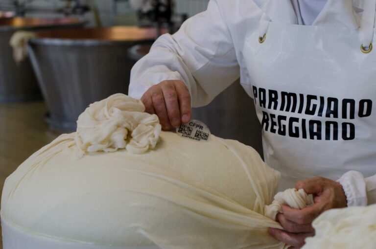 Il Consorzio Parmigiano Reggiano ufficializza l’utilizzo della nuova etichetta digitale